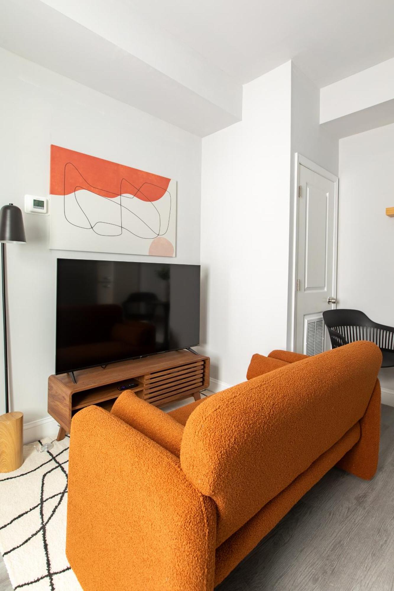 Chic & Convenient Philly Getaway, Your Stylish In Center Apartment Philadelphia