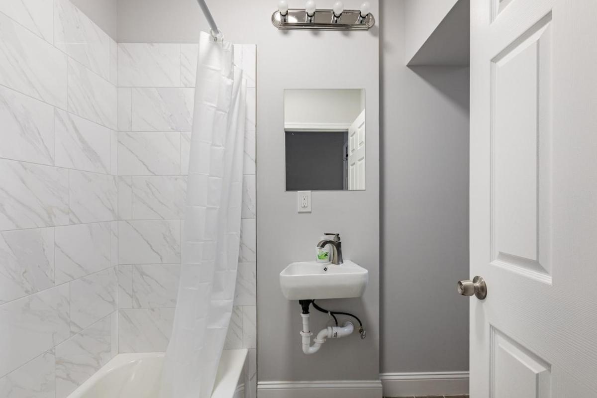 Chic & Convenient Philly Getaway, Your Stylish In Center Apartment *