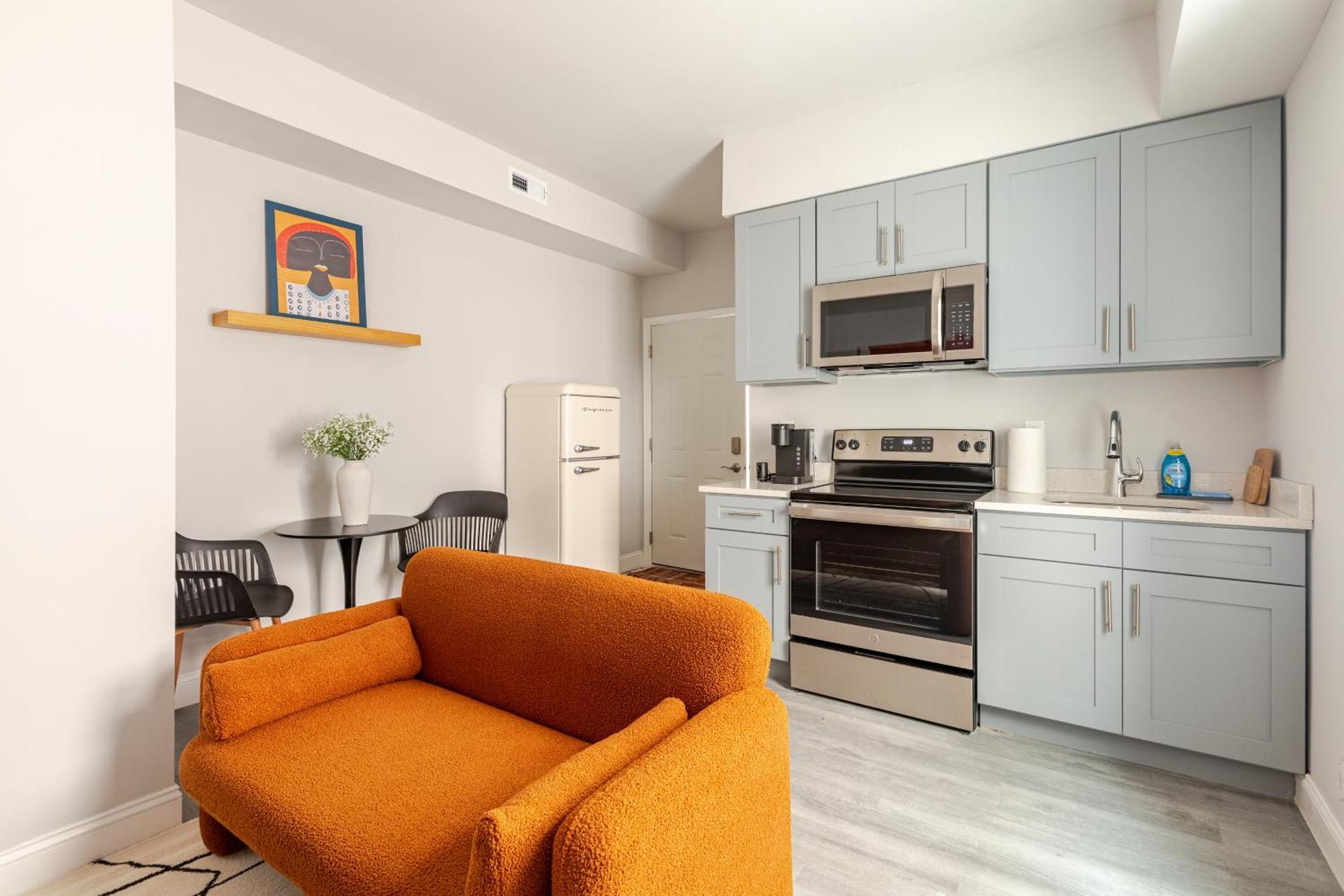 Apartment Chic & Convenient Philly Getaway, Your Stylish In Center Philadelphia