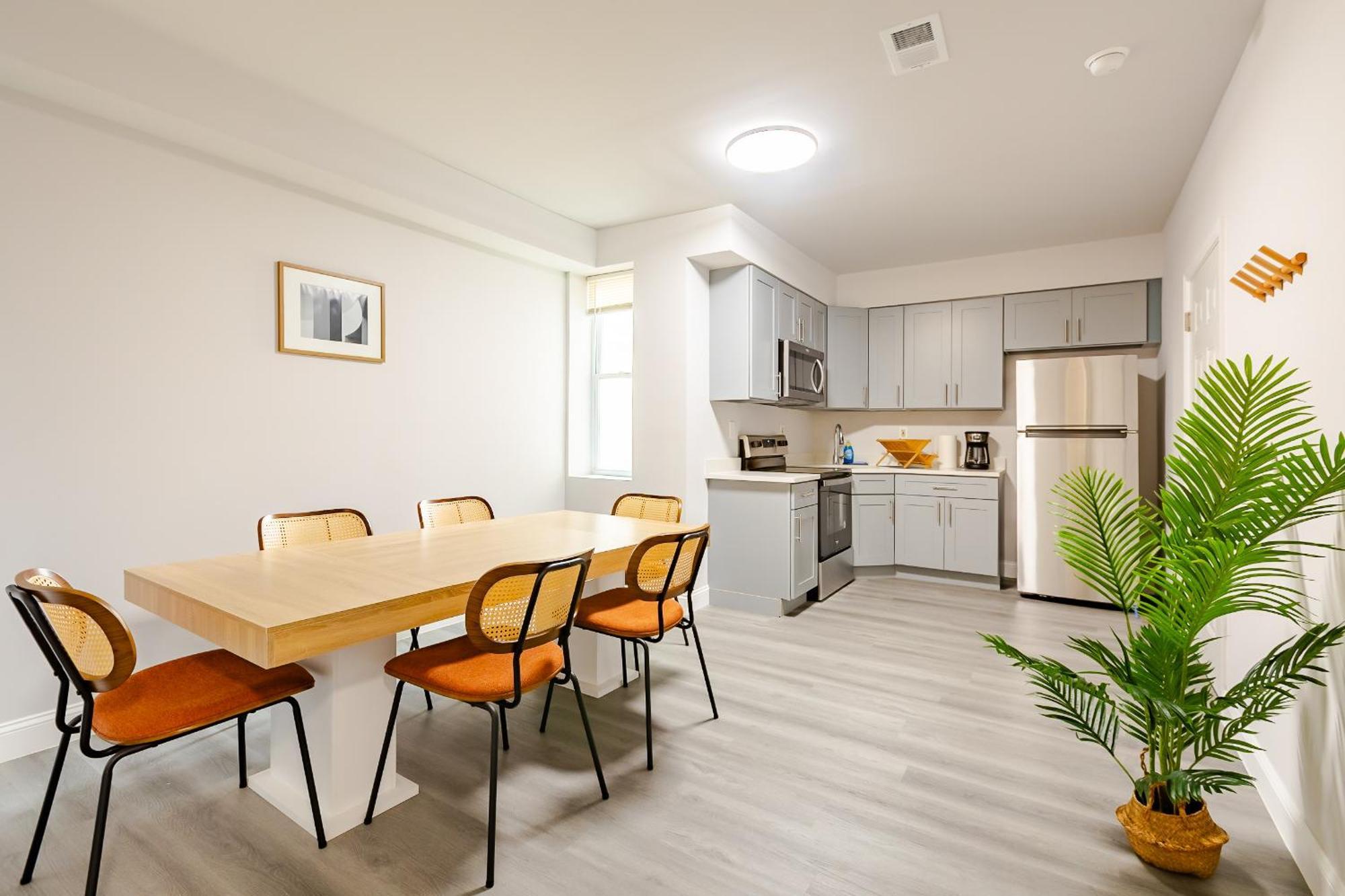 Chic & Convenient Philly Getaway, Your Stylish In Center Apartment *