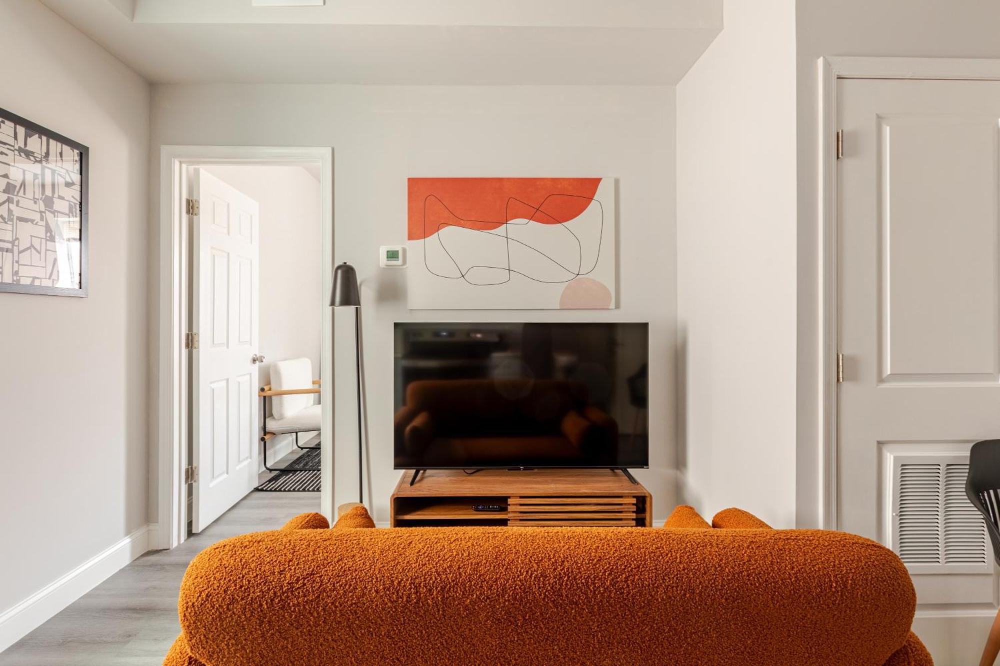 Apartment Chic & Convenient Philly Getaway, Your Stylish In Center Philadelphia