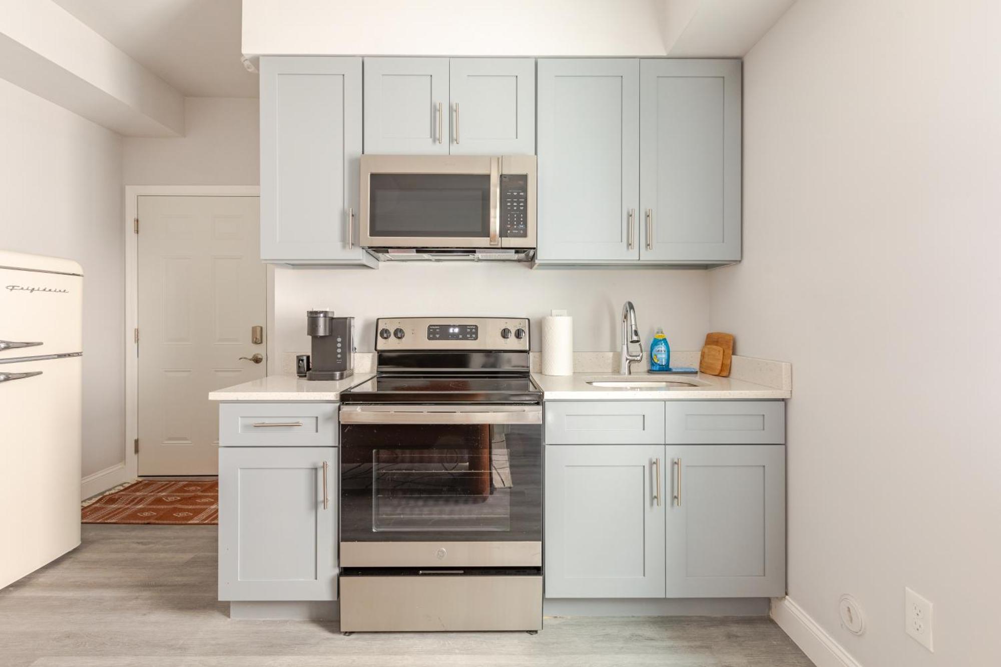 Chic & Convenient Philly Getaway, Your Stylish In Center Apartment