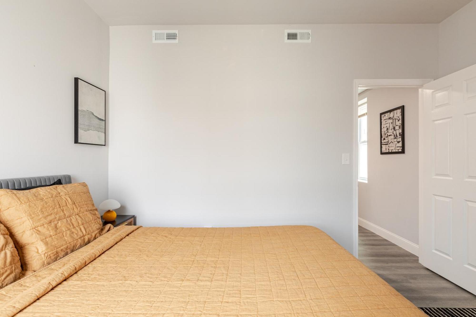 Chic & Convenient Philly Getaway, Your Stylish In Center Apartment *