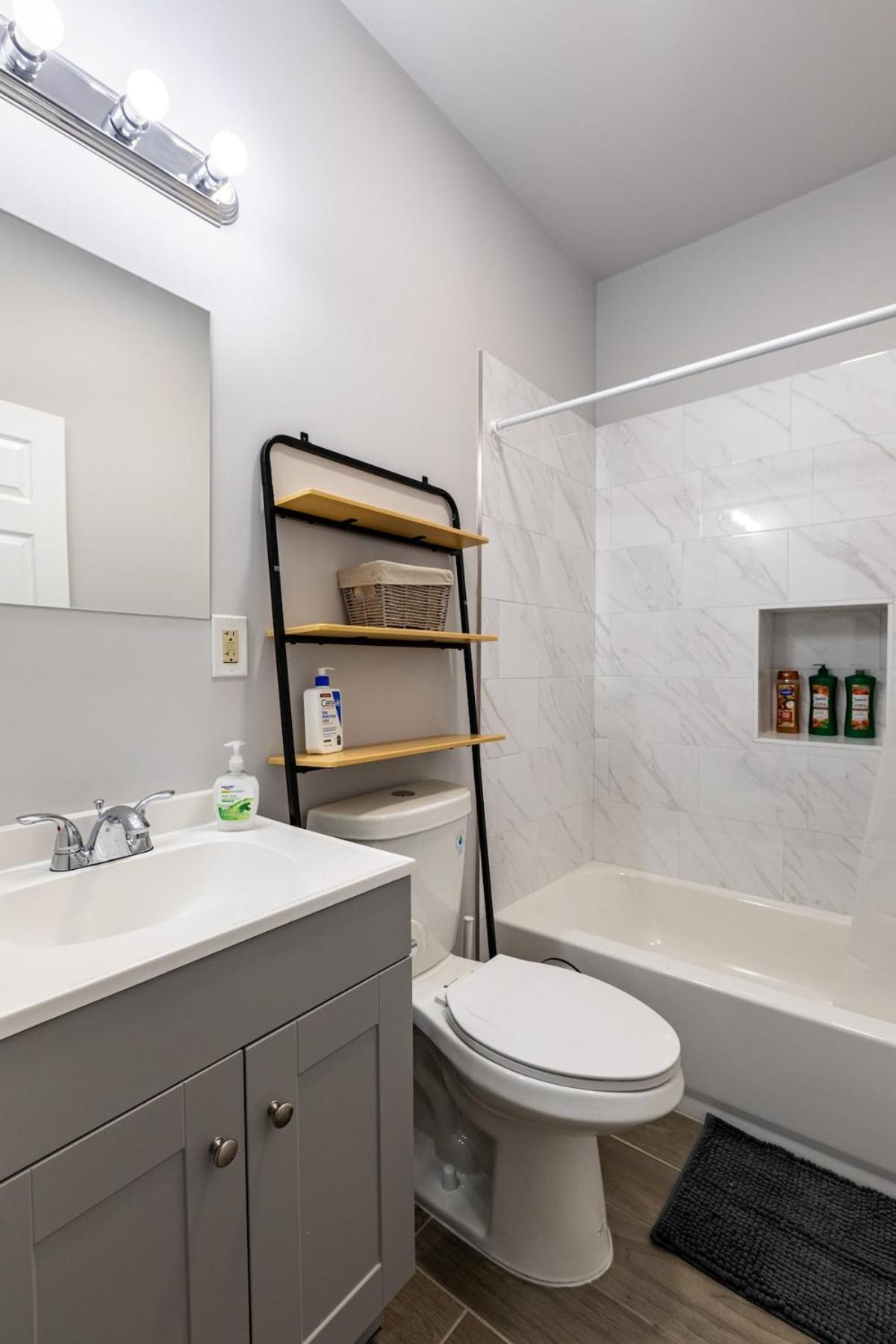 Chic & Convenient Philly Getaway, Your Stylish In Center Apartment Philadelphia