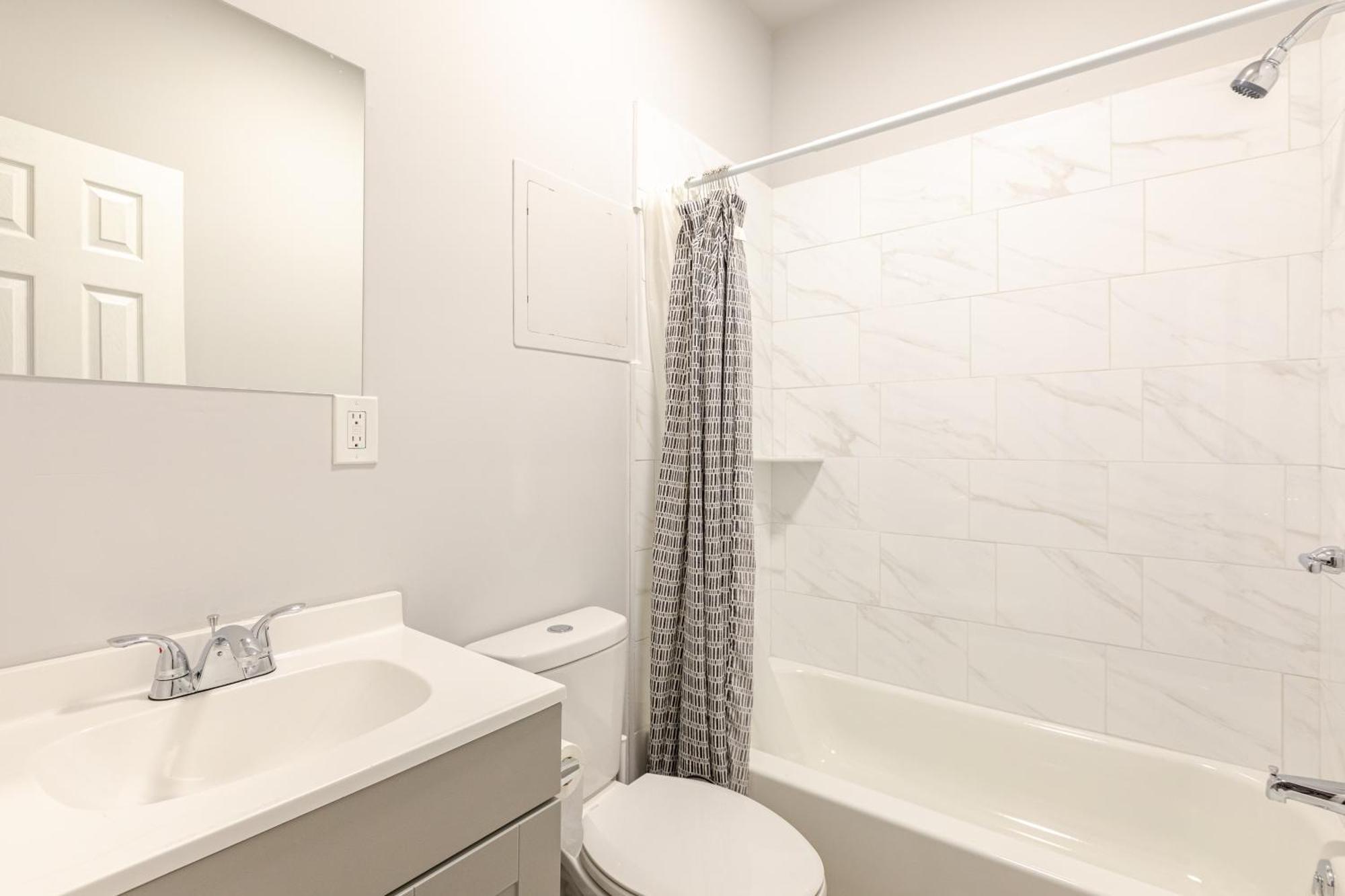 Chic & Convenient Philly Getaway, Your Stylish In Center Apartment Philadelphia