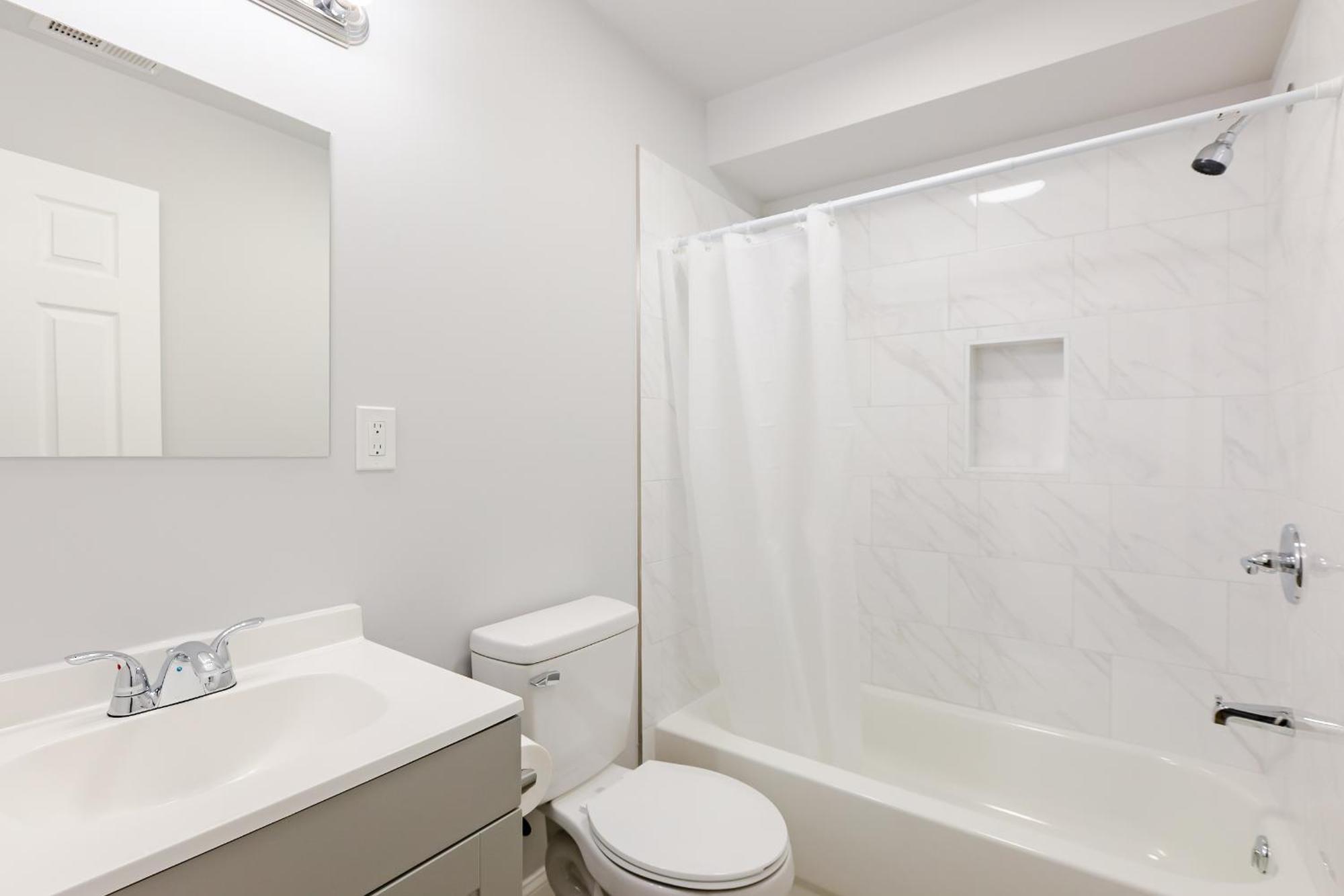 Chic & Convenient Philly Getaway, Your Stylish In Center Apartment Philadelphia